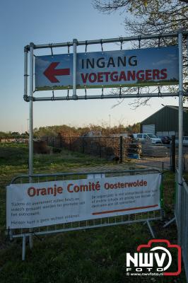 Gezelligheid rond de paasbult aan de Duinkerkerweg in Oosterwolde. - © NWVFoto.nl