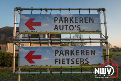 Gezelligheid rond de paasbult aan de Duinkerkerweg in Oosterwolde. - © NWVFoto.nl