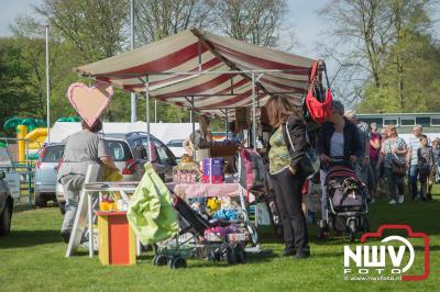 Vlooienmarkt op sportpark De Heare trekt veel bezoekers. - © NWVFoto.nl