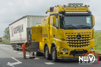 Vrachtwagen schiet van talud na aanrijding op A28 bij Wezep. - © NWVFoto.nl