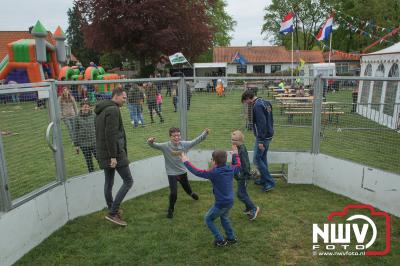 Kinderspelen op grasveld aan de Singel tijdens koningsdag op 't Harde. - © NWVFoto.nl