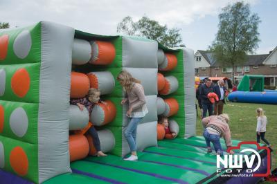 Kinderspelen op grasveld aan de Singel tijdens koningsdag op 't Harde. - © NWVFoto.nl