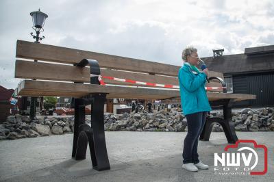José Oosthoek neemt haar afscheid cadeau, een mega bank in gebruik aan de haven Elburg. - © NWVFoto.nl