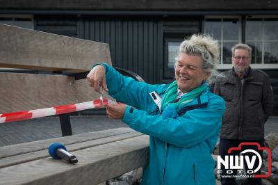 José Oosthoek neemt haar afscheid cadeau, een mega bank in gebruik aan de haven Elburg. - © NWVFoto.nl