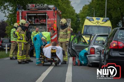 Twee inzittenden uit middelste auto van kopstaart botsing naar het ziekenhuis. - © NWVFoto.nl