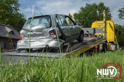 Twee inzittenden uit middelste auto van kopstaart botsing naar het ziekenhuis. - © NWVFoto.nl