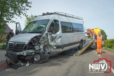Hulpdiensten bevrijden man uit auto na geramd te zijn door een busje met arbeidsmigranten. - © NWVFoto.nl