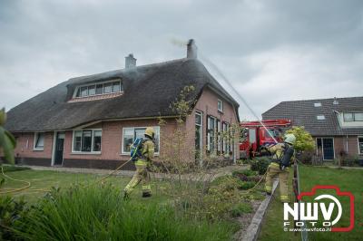 Schoorsteenbrand rietgedekte woning aan de Zuiderzeestraatweg in Oldebroek - © NWVFoto.nl