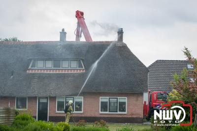 Schoorsteenbrand rietgedekte woning aan de Zuiderzeestraatweg in Oldebroek - © NWVFoto.nl