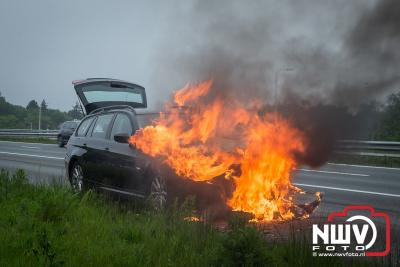 BMW gaat in vlammen op, bestuurder blijft ongedeerd en red zijn spullen nog uit de auto. - © NWVFoto.nl