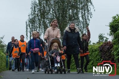 Avondvierdaagse in Elburg van start met miezerig weer. - © NWVFoto.nl