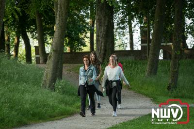 Onder een blauwe hemel was het woensdagavond heerlijk wandel in Elburg. - © NWVFoto.nl