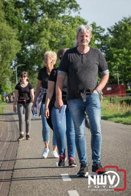 Donderdagavond wandelde de 5 km langs de Puttenerbeek om vervolgens weer via Oostendorp terug naar het voetbalveld te wandelen. - © NWVFoto.nl
