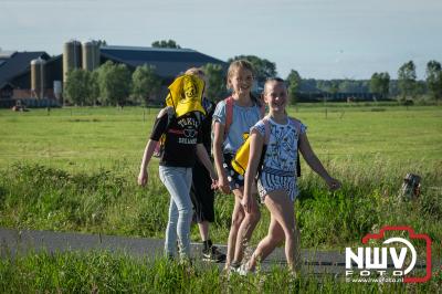 Het buitengebied van Doornspijk en de Hoge Enk was waar het gekleurde lint van de 10 km wandelaars door heen trok op de laatste avond. - © NWVFoto.nl