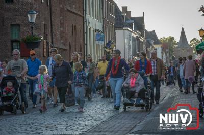 Het buitengebied van Doornspijk en de Hoge Enk was waar het gekleurde lint van de 10 km wandelaars door heen trok op de laatste avond. - © NWVFoto.nl