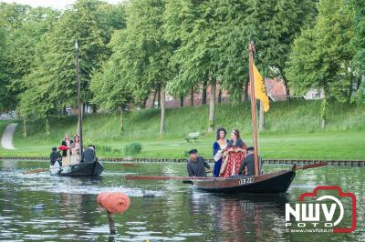 Herdenking van admiraal Van Kinsbergen met een toneelstuk gespeeld langs de gracht van Elburg. - © NWVFoto.nl