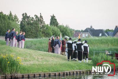 Herdenking van admiraal Van Kinsbergen met een toneelstuk gespeeld langs de gracht van Elburg. - © NWVFoto.nl