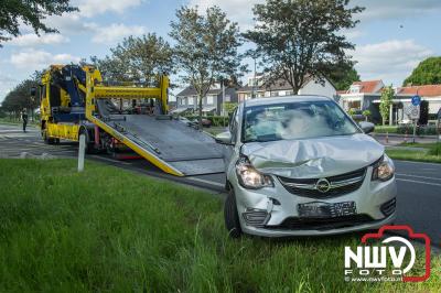 Auto beland na kopstaart aanrijding op de kop in de sloot. - © NWVFoto.nl