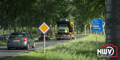 Auto beland na kopstaart aanrijding op de kop in de sloot. - © NWVFoto.nl