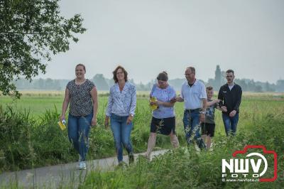 De kilometer vreters liepen vandaag door het weilanden gebied van het Veluwemeer. - © NWVFoto.nl