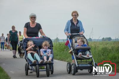 De kilometer vreters liepen vandaag door het weilanden gebied van het Veluwemeer. - © NWVFoto.nl