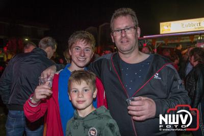 Band Nxt Level op het podium tijdens muziekavond feestweekend 't Harde. - © NWVFoto.nl