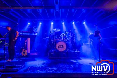 Band Nxt Level op het podium tijdens muziekavond feestweekend 't Harde. - © NWVFoto.nl