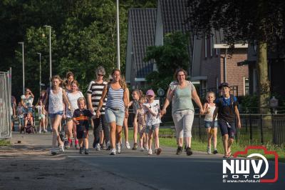 Tropisch weer tijdens de start avondwandel 4 daagse op 'tHarde. - © NWVFoto.nl