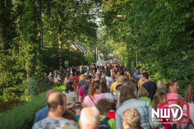 Het was een feestje, het defilé van de avondwandel 4 daagse op 't Harde. - © NWVFoto.nl