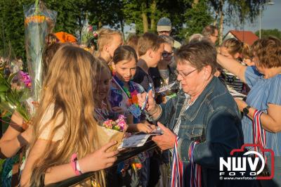Het was een feestje, het defilé van de avondwandel 4 daagse op 't Harde. - © NWVFoto.nl