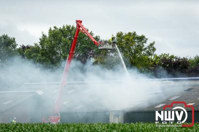 Schuur vat vlam door hooibroei en is gedeeltelijk verloren gegaan. - © NWVFoto.nl