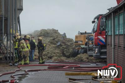 Schuur vat vlam door hooibroei en is gedeeltelijk verloren gegaan. - © NWVFoto.nl