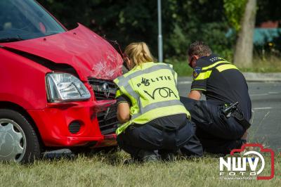 Door dat een oudere dame vermoedelijk onwel was geraakt tijdens het afslaan heeft zij een ongeval veroorzaakt. - © NWVFoto.nl