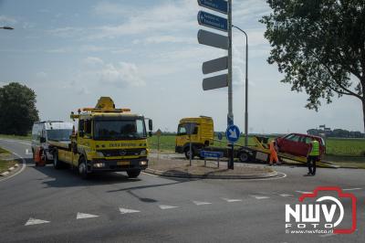 Door dat een oudere dame vermoedelijk onwel was geraakt tijdens het afslaan heeft zij een ongeval veroorzaakt. - © NWVFoto.nl