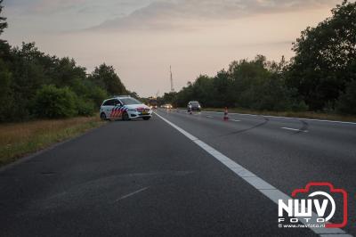 Auto beland na wat koprollen in struiken aan aan rechterkant van de snelweg 'tHarde -Wezep - © NWVFoto.nl