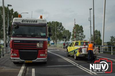 Lange file op de Flevoweg N309 door ongeval op de brug naar Flevoland, en festival gangers op weg naar LowLands . - © NWVFoto.nl