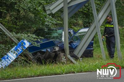 Auto raakt in de slip en komt tot stilstand tegen verkeersbord langs de Soerelseweg Epe. - © NWVFoto.nl