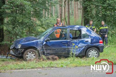 Auto raakt in de slip en komt tot stilstand tegen verkeersbord langs de Soerelseweg Epe. - © NWVFoto.nl