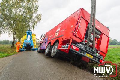Brandweer waterwagen gevuld met 16000 liter water is zaterdag gekanteld door dat de berm tussen de weg en een greppel inzakte. - © NWVFoto.nl