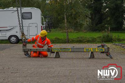 Brandweer waterwagen gevuld met 16000 liter water is zaterdag gekanteld door dat de berm tussen de weg en een greppel inzakte. - © NWVFoto.nl