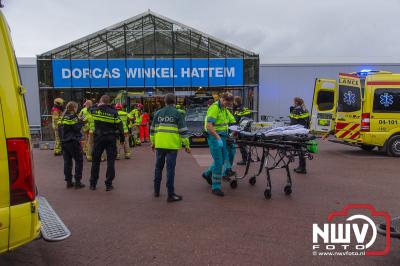 Zwaargewonde bij ongeval in Dorcas winkel Hattem, nadat een auto achteruit de winkel inreed. - © NWVFoto.nl