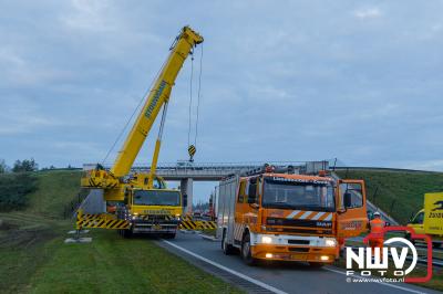 Berging van vrachtwagen op vangrails net voor het Elandweg viaduct over de Overijsselseweg N307 bij Dronten. - © NWVFoto.nl