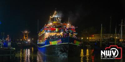 Sinterklaas is met honderden zwartepieten per boot aangekomen in de haven van Elburg. - © NWVFoto.nl