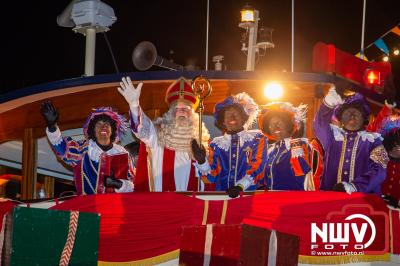 Sinterklaas is met honderden zwartepieten per boot aangekomen in de haven van Elburg. - © NWVFoto.nl