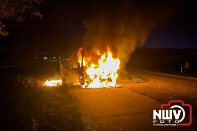 Bestelbus volledig uitgebrand Spijkweg Biddinghuizen  - © NWVFoto.nl