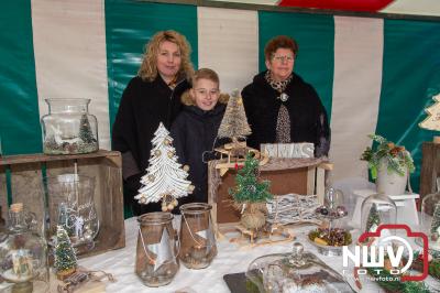 Veel bezoekers op kerstmarkt bij de Molen in Oostendorp.  - © NWVFoto.nl
