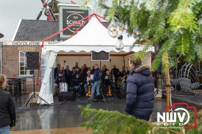 Veel bezoekers op kerstmarkt bij de Molen in Oostendorp.  - © NWVFoto.nl