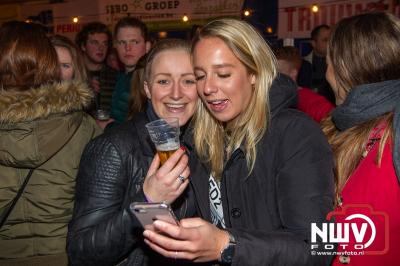 Het gezellige einde jaar feest aan de Stoopschaarweg in Elburg voor jong en oud, wist weer honderden bezoekers te trekken. - © NWVFoto.nl