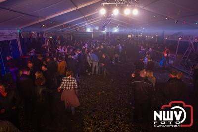 Het gezellige einde jaar feest aan de Stoopschaarweg in Elburg voor jong en oud, wist weer honderden bezoekers te trekken. - © NWVFoto.nl
