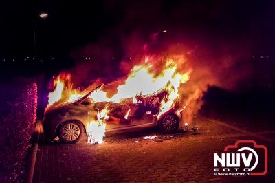 Kortsluiting vermoedelijk  oorzaak autobrand Zwolscheweg Elburg - © NWVFoto.nl